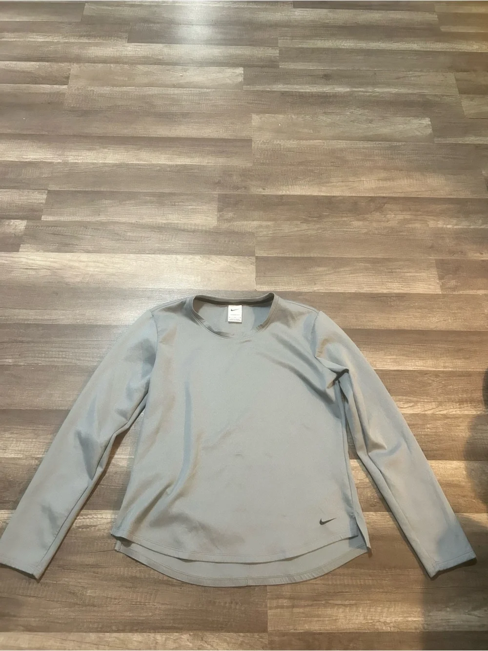 Nike Women’s Long-Sleeve Therma-Fit Long Sleeve Top in Light Gray Size  Medium